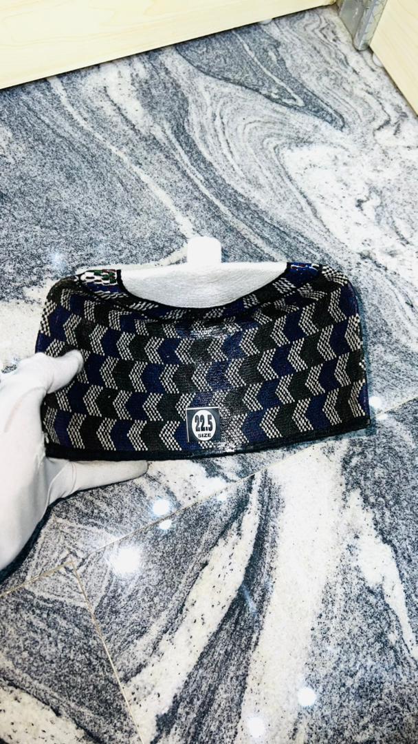 Bonnet noir et bleu à chevrons