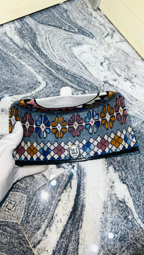 Bonnet gris bleu aux fleurs colorées