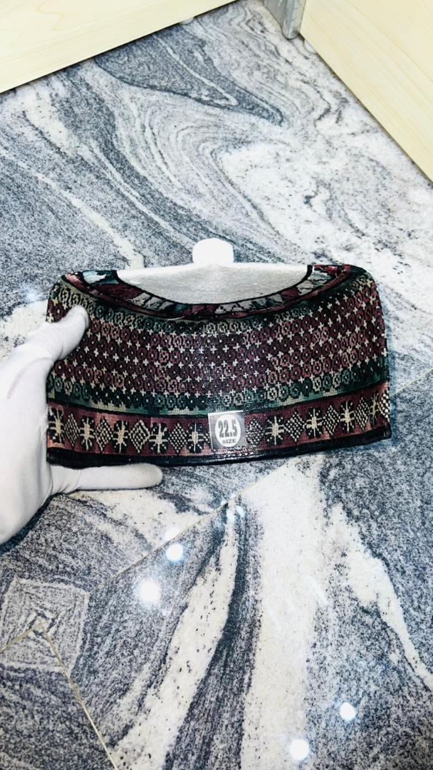 Bonnet bordeaux et vert aux motifs fins