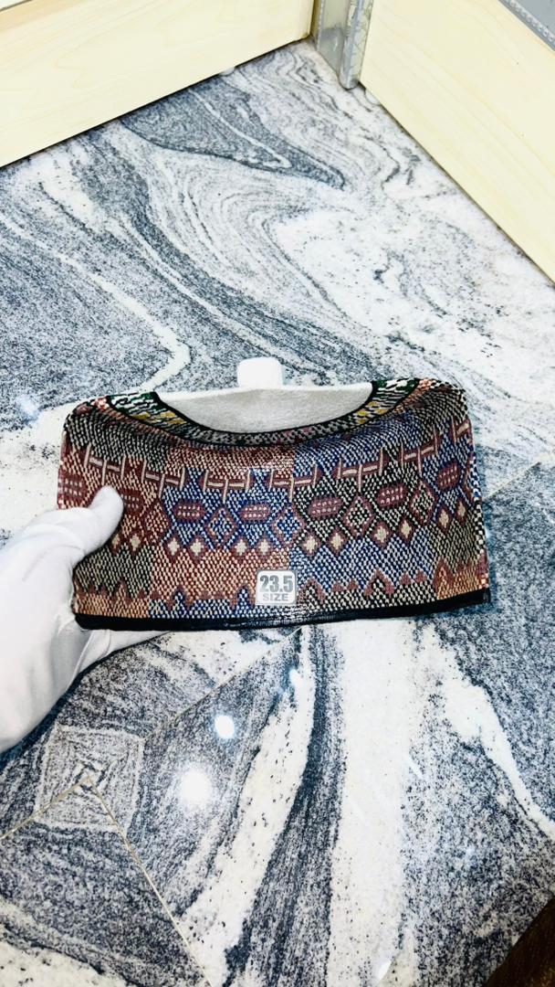 Bonnet brun aux motifs géométriques