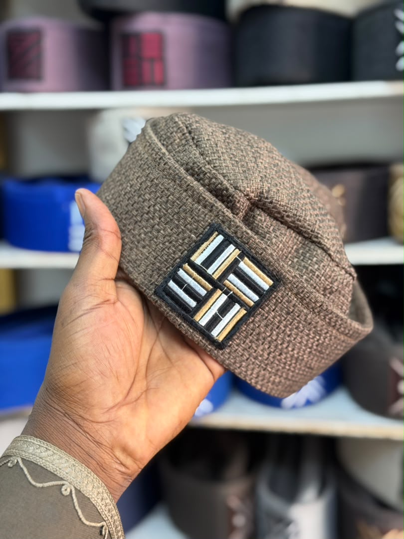 Bonnet togolais brun à motif géométrique